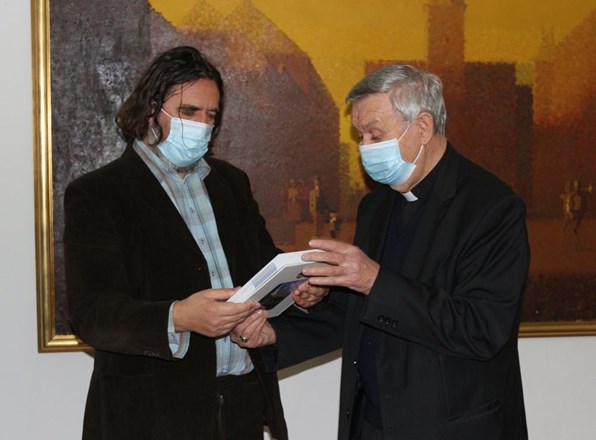 MONS. JOSIP MRZLJAK POSJETIO GRADONAČELNIKA I POKLONIO MU ZBORNIK